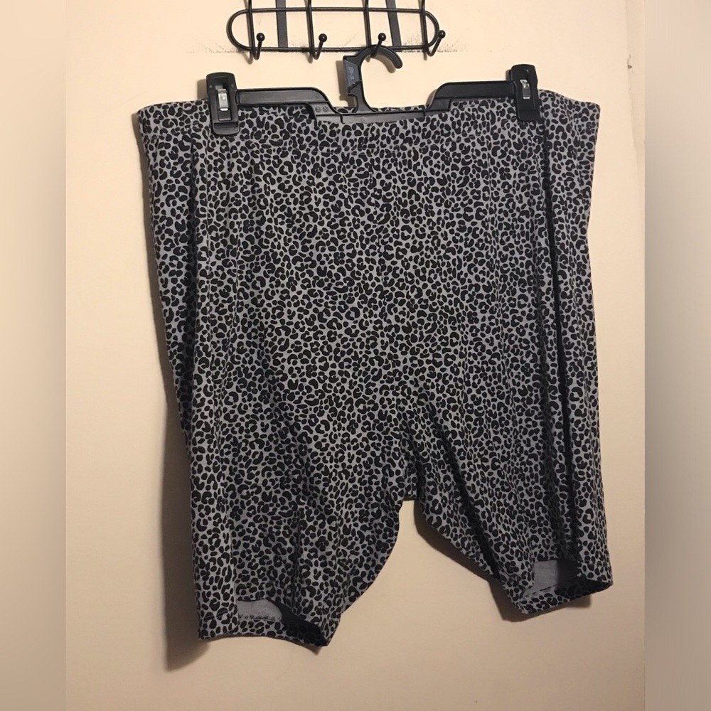 Old Navy Gray and Black Leopard Print Shorts Size 3X Plus